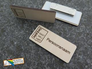 Houten naambadge, materiaal triplex.